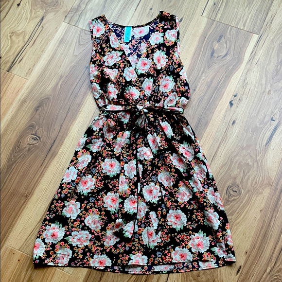 Aina Be Dresses & Skirts - Aina Be Floral Sleeveless Dress with Belt Size Medium